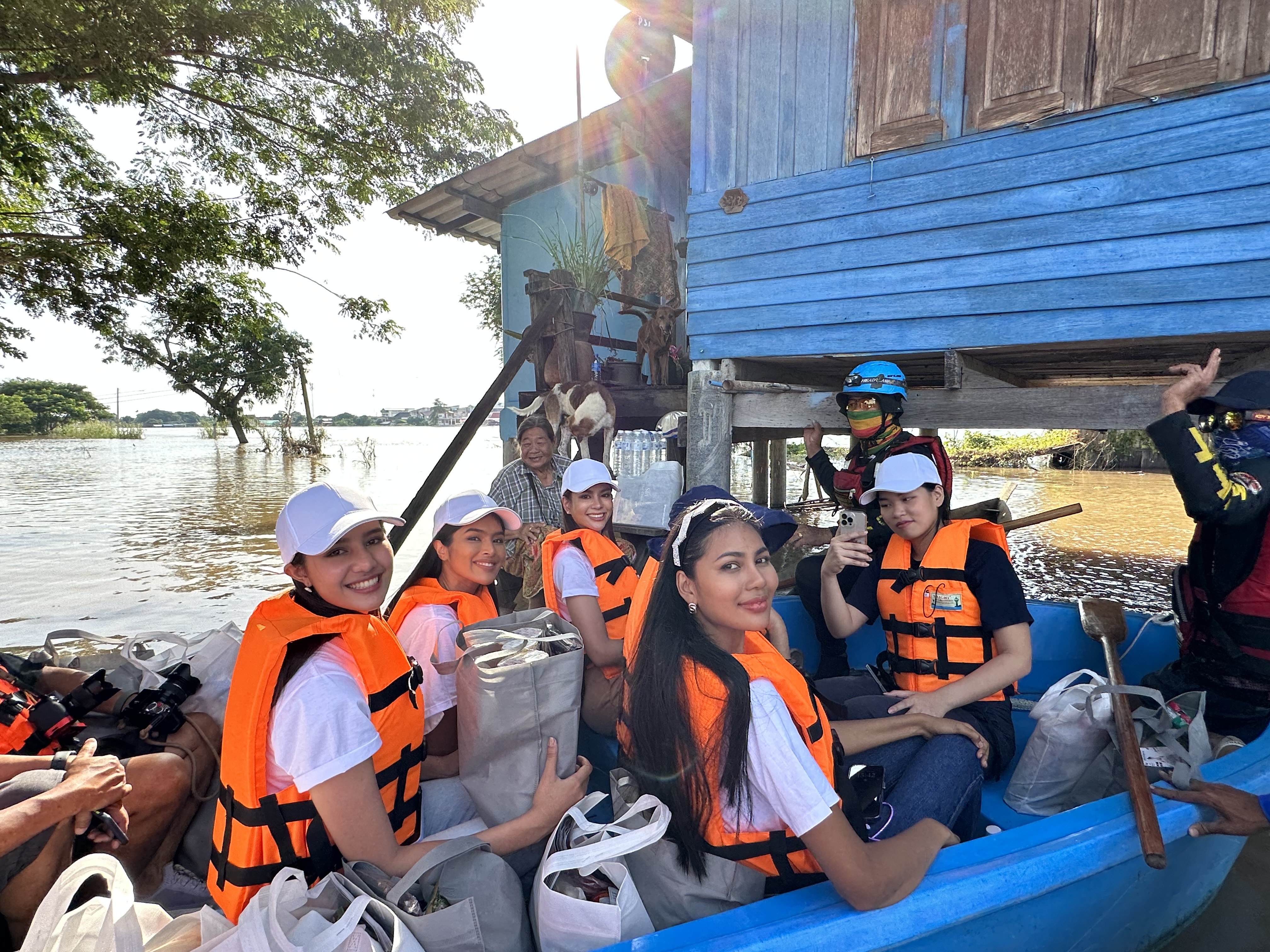 “แอนนาเสือ-แม่ปุ้ย” นำทีมนางงาม TPNG ลงเรือเยี่ยมให้กำลังใจ พร้อมแจกถุงยังชีพช่วยผู้ประสบภัยน้ำท่วม “แอนนาเสือ-แม่ปุ้ย” นำทีมนางงาม TPNG ลงเรือเยี่ยมให้กำลังใจ พร้อมแจกถุงยังชีพช่วยผู้ประสบภัยน้ำท่วม