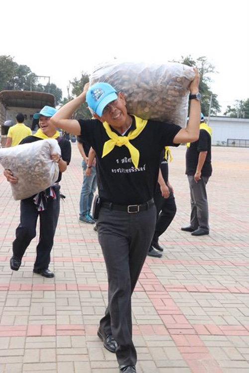 ปลื้มใจ! ผู้ว่าฯ ปทุมธานี สละเงินเดือน 3 เดือน ช่วยประชาชนลำบากจากโควิด ปลื้มใจ! ผู้ว่าฯ ปทุมธานี สละเงินเดือน 3 เดือน ช่วยประชาชนลำบากจากโควิด