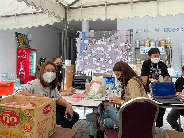 ปุ้ย ปิยาภรณ์ ชวน อแมนด้า-พรฟ้า แพคสิ่งของ พร้อมทำข้าวกล่องให้บุคลากรทางการแพทย์ ปุ้ย ปิยาภรณ์ ชวน อแมนด้า-พรฟ้า แพคสิ่งของ พร้อมทำข้าวกล่องให้บุคลากรทางการแพทย์