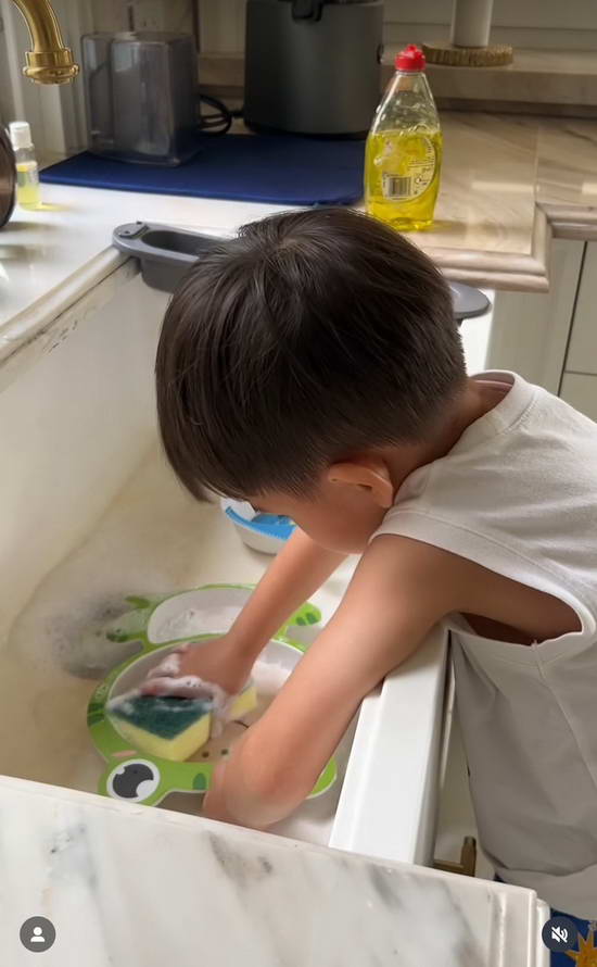 ชาวเน็ตแห่ชม ศรีริต้า-กรณ์ สอนลูกดีมาก น้องกวิณท์ ล้างจานเองหลังทานข้าว ชาวเน็ตแห่ชม ศรีริต้า-กรณ์ สอนลูกดีมาก น้องกวิณท์ ล้างจานเองหลังทานข้าว