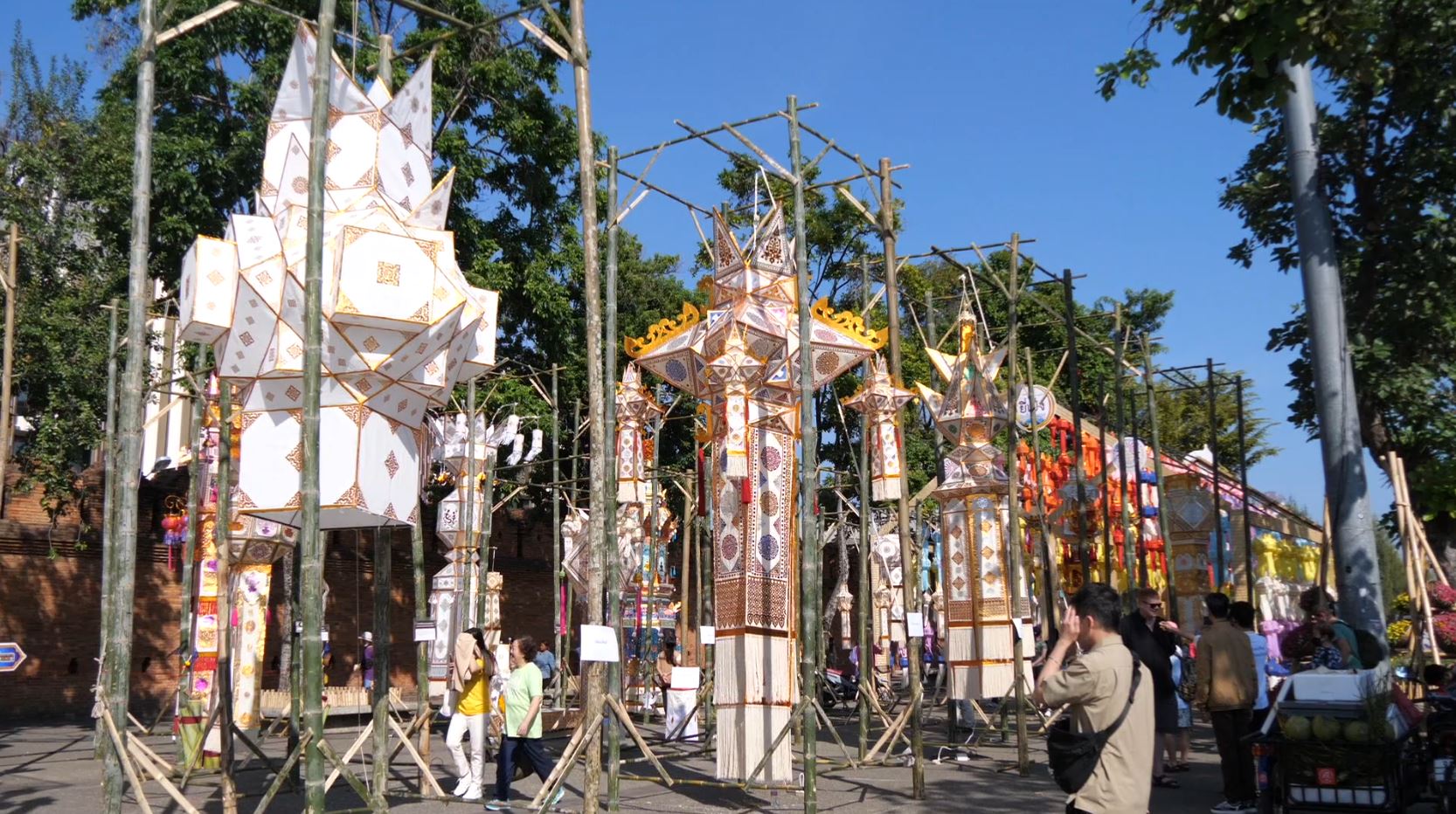 ลอยกระทงเชียงใหม่ ยี่เป็ง คึกคัก นักท่องเที่ยวแห่ชมบรรยากาศตกแต่งเมือง