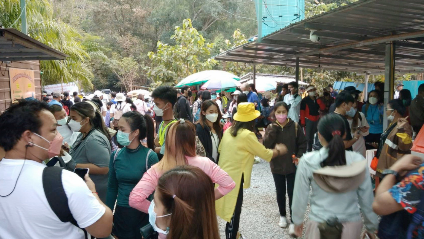 นักท่องเที่ยวแห่ชมถ้ำนาคา ติดค้างบนภูลังกานับพัน จนท.เร่งช่วยเหลือ