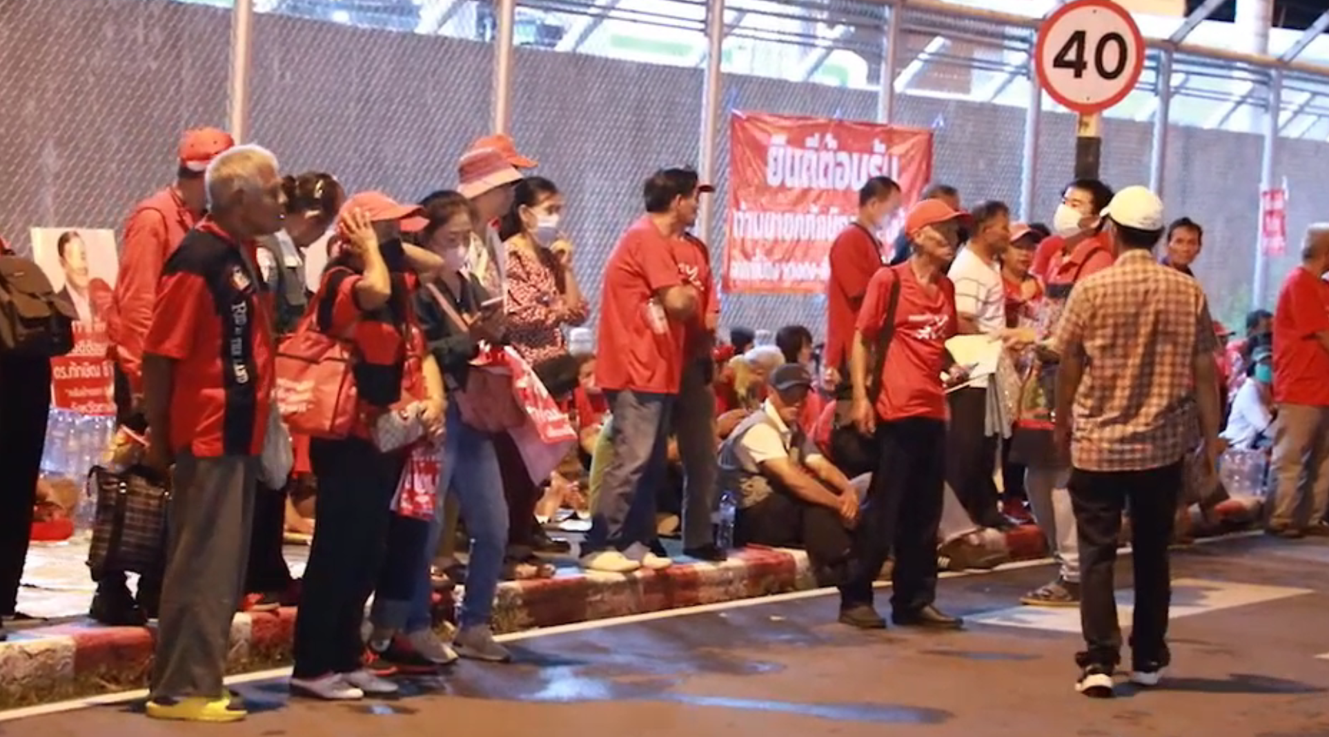 “ทักษิณกลับไทย” เปิดภาพบรรยากาศล่าสุด!สนามบินดอนเมือง สื่อเกาะติด