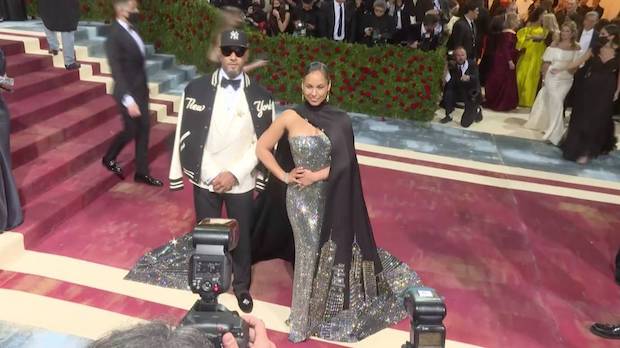 ดีไซเนอร์มาเลย์ตอบแล้ว!! หลังชาวเน็ตชี้เป้าว่าเขาถูกแบรนด์ดังก็อปชุดที่งาน Met Gala