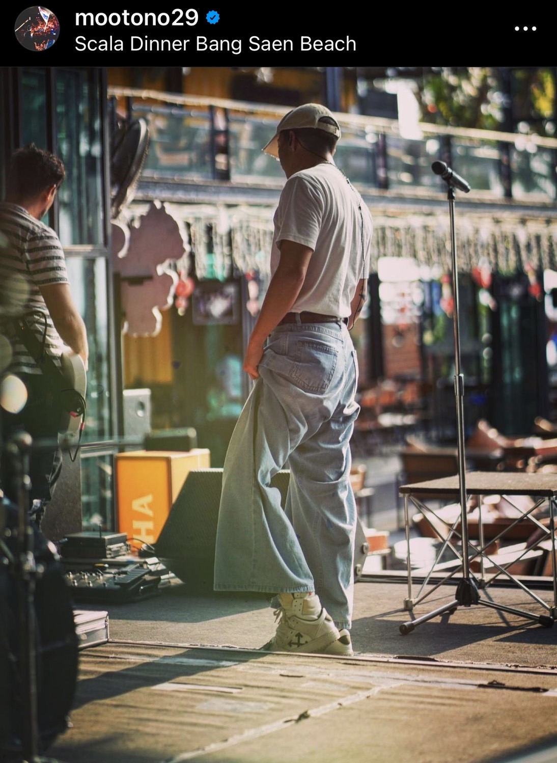 โตโน่ สร้างตำนานบทใหม่ ถอดรองเท้าให้แฟนคลับเป็นที่ระลึก โตโน่ สร้างตำนานบทใหม่ ถอดรองเท้าให้แฟนคลับเป็นที่ระลึก