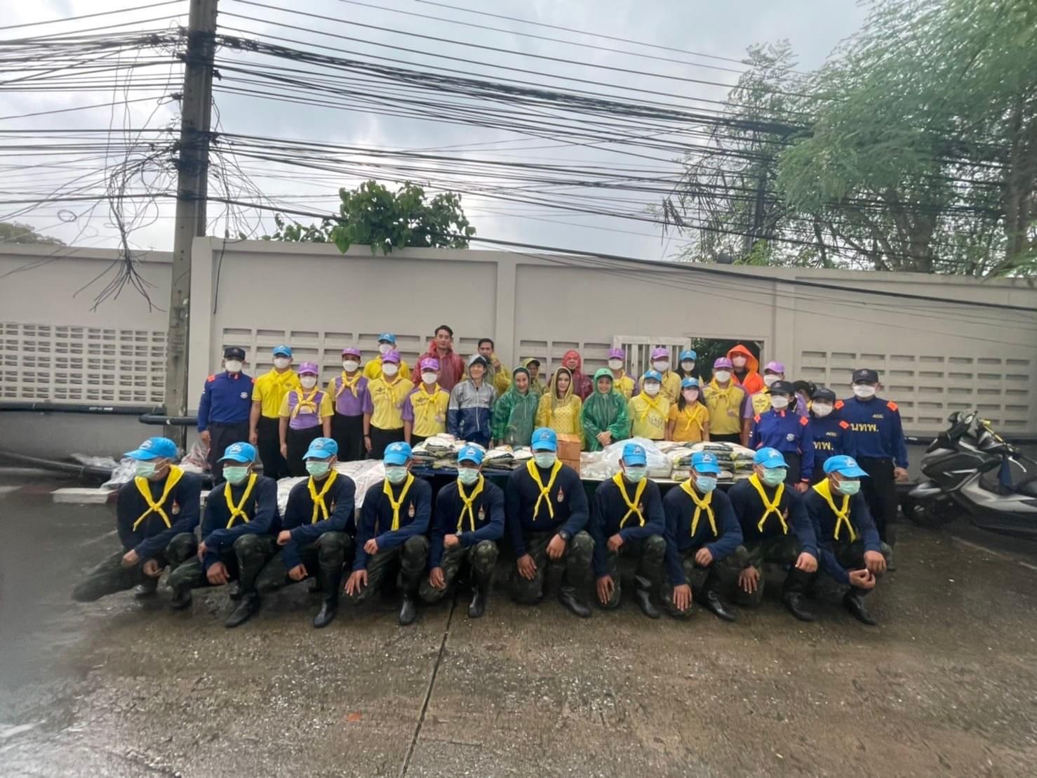 อ๊อฟ ศุภณัฐ ลงพื้นที่ส่งกำลังใจให้ชาวหลักสี่ หลังเจอน้ำท่วม อ๊อฟ ศุภณัฐ ลงพื้นที่ส่งกำลังใจให้ชาวหลักสี่ หลังเจอน้ำท่วม