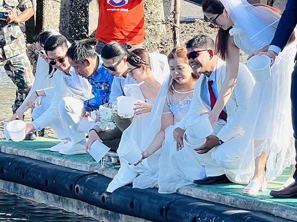 วันวาเลนไทน์ 2567 ตรังสมรสเลื่องชื่อ ‘วิวาห์ใต้สมุทร’ ท้องทะเลเป็นพยาน วันวาเลนไทน์ 2567 ตรังสมรสเลื่องชื่อ ‘วิวาห์ใต้สมุทร’ ท้องทะเลเป็นพยาน