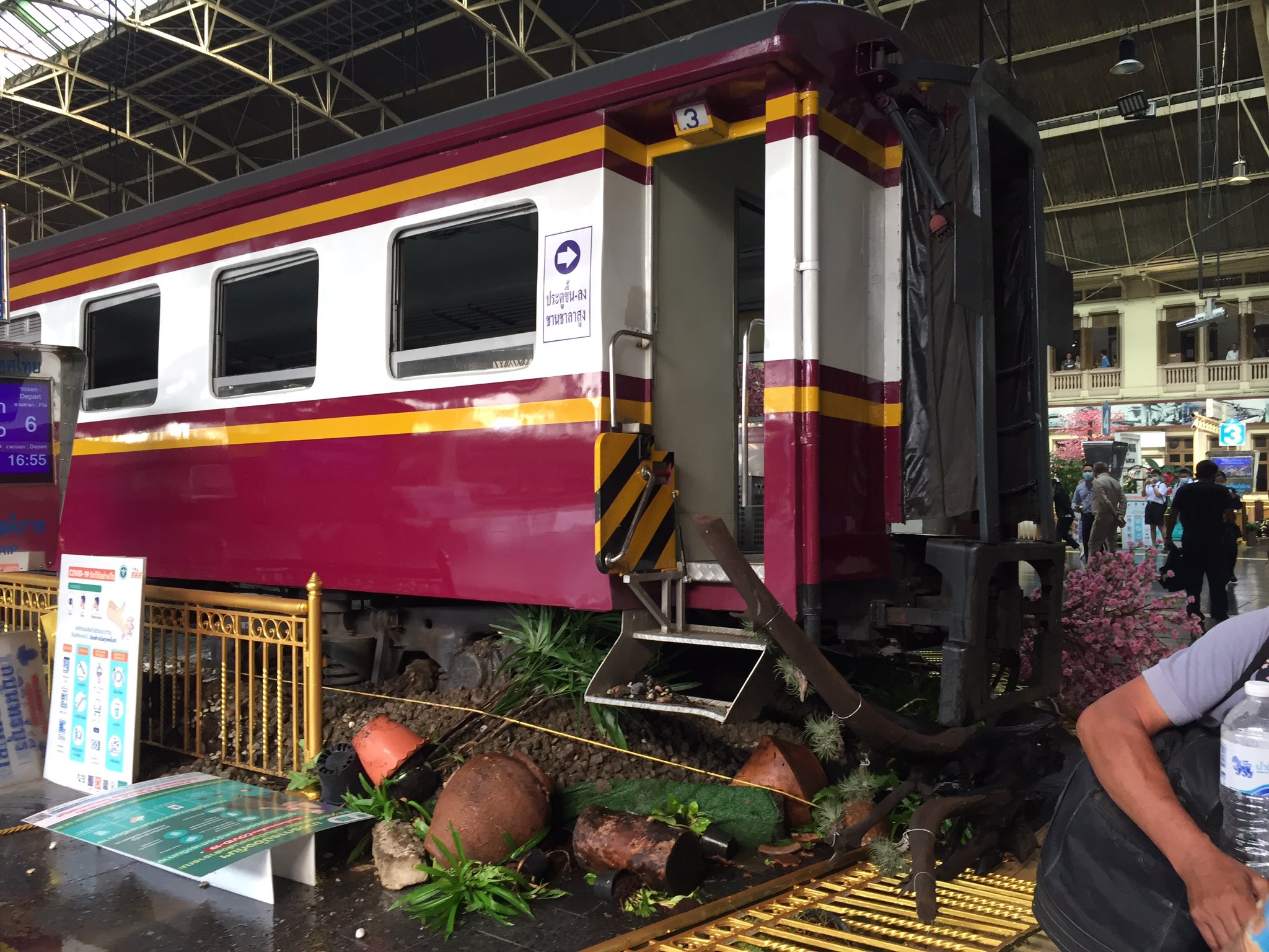 ระทึก! กลางหัวลำโพง รถไฟพุ่งชนไม้กั้นไร้คนเจ็บ