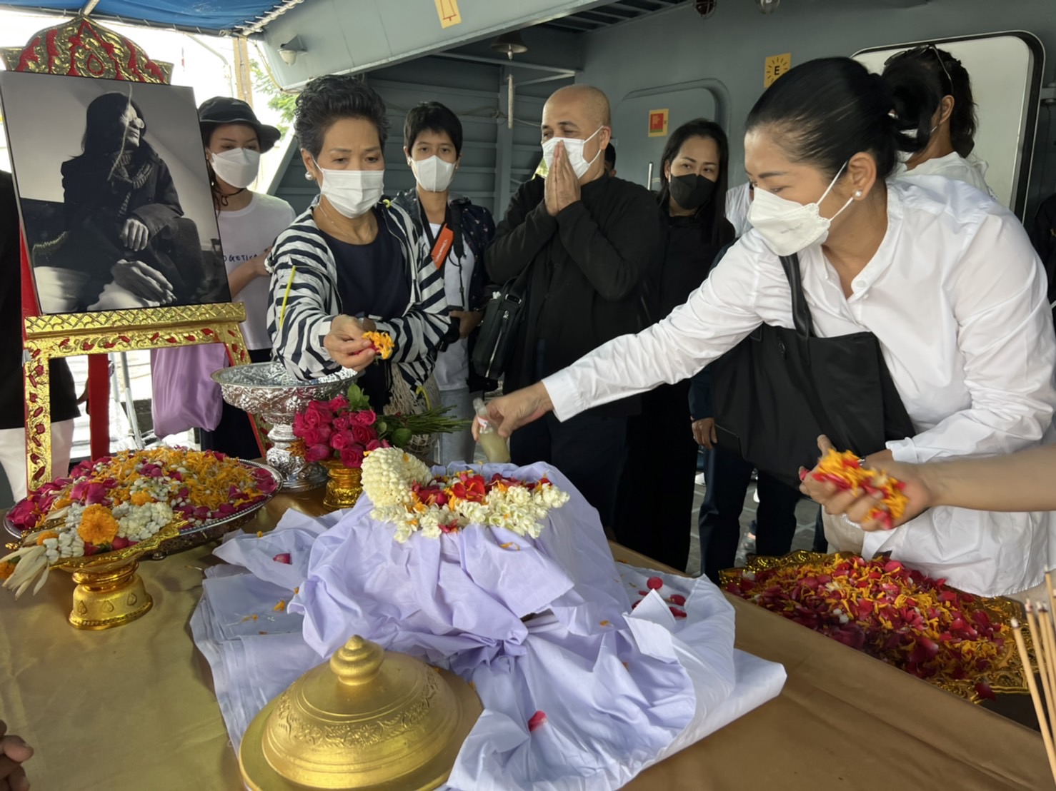 เหล่าคนบันเทิง ร่วมพิธีลอยอังคาร หม่อมหลวงพันธุ์เทวนพ เทวกุล เหล่าคนบันเทิง ร่วมพิธีลอยอังคาร หม่อมหลวงพันธุ์เทวนพ เทวกุล