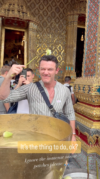 พระเอกกล้ามโตเยือนไทย!! ‘ลุค อีแวนส์’ โพสต์ช็อตชิลในสระ-หัดทำอาหารไทย 