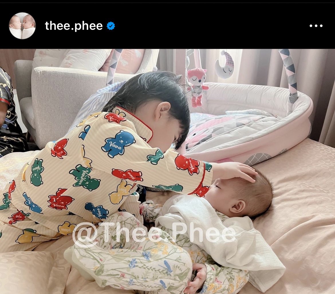 น่ารักไม่ไหว น้องพีร์ ป้อนนม น้องอัยวา ขณะที่มืออีกข้างป้อนตัวเอง เอ็นดูสุด! น่ารักไม่ไหว น้องพีร์ ป้อนนม น้องอัยวา ขณะที่มืออีกข้างป้อนตัวเอง เอ็นดูสุด!