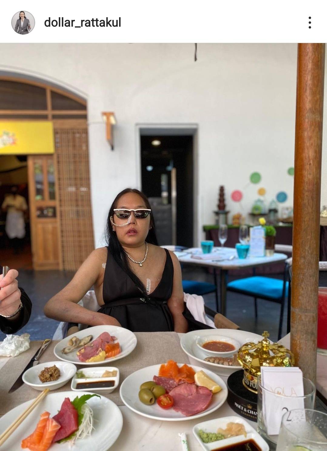 เสธ.ดอลลาร์ เผยโมเมนต์สุดอบอุ่น พา คุณหญิงแมงมุม ไปทานข้าวนอกบ้าน เสธ.ดอลลาร์ เผยโมเมนต์สุดอบอุ่น พา คุณหญิงแมงมุม ไปทานข้าวนอกบ้าน