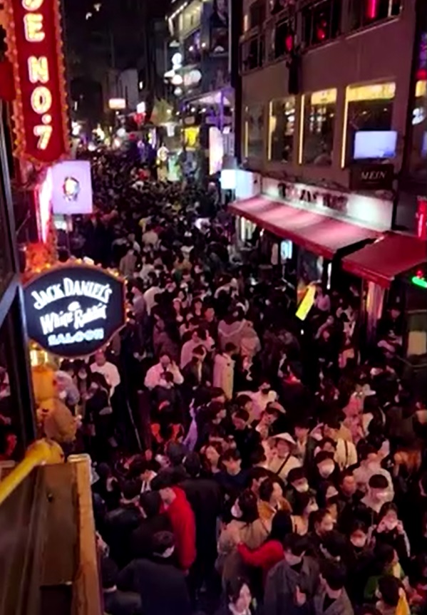 เปิดภาพล่าสุดวันฮาโลวีนอิแทวอนเงียบเหงา พบยอดเสียชีวิตเพิ่มเป็น 155 ราย