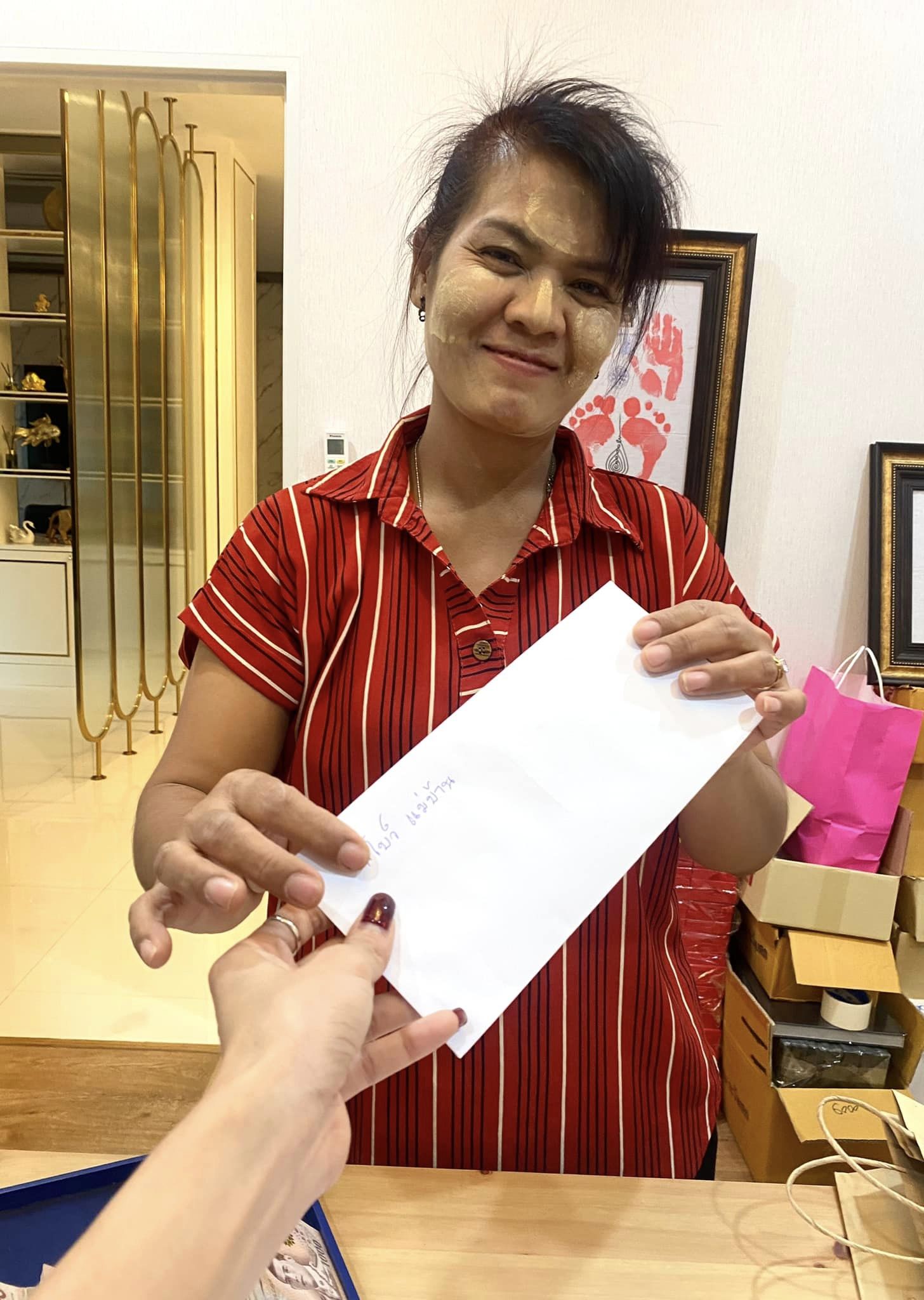 จ๊ะ นงผณี แจกโบนัสทีมงานแบบจุกๆ พร้อมขอบคุณที่เคียงข้างกันมา จ๊ะ นงผณี แจกโบนัสทีมงานแบบจุกๆ พร้อมขอบคุณที่เคียงข้างกันมา