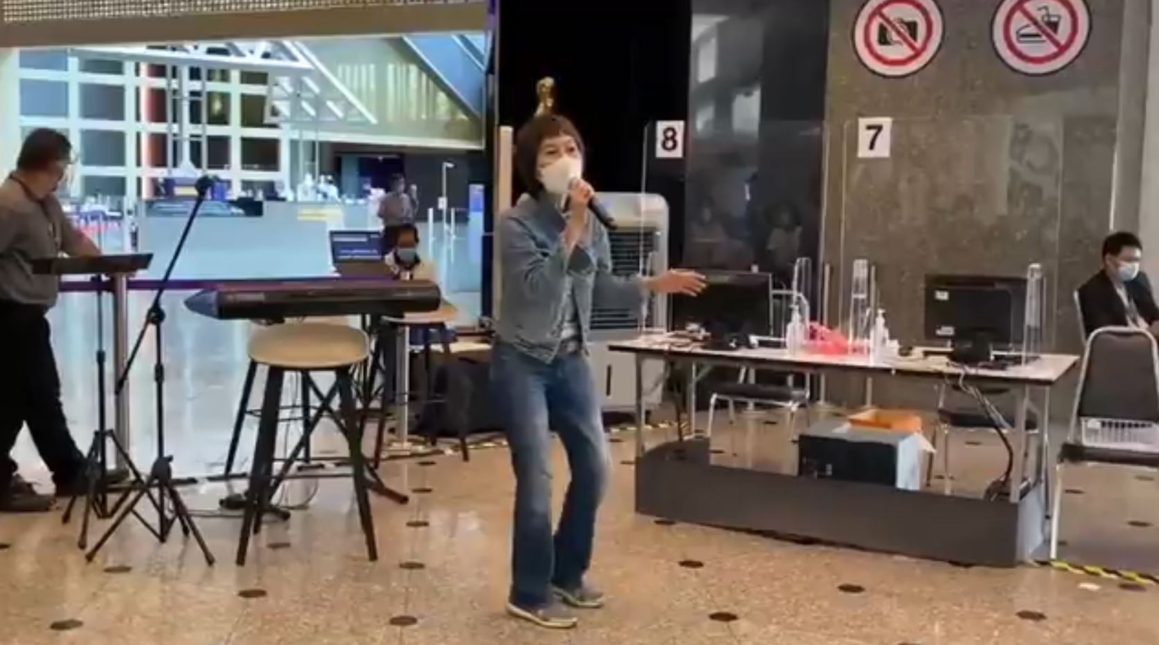 ศรัณย่า สร้างรอยยิ้ม!! หลังฉีดวัคซีนเสร็จ ขอร้องเพลงต่อ ระหว่างรอสังเกตอาการ