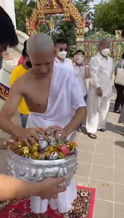 สิงโต ปราชญา เข้าพิธีอุปสมบท บวชทดแทนผู้มีพระคุณ