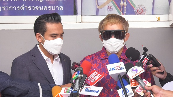 “พชร์ อานนท์” เข้ารับทราบข้อกล่าวหาที่ สน.ห้วยขวาง (มีคลิป) “พชร์ อานนท์” เข้ารับทราบข้อกล่าวหาที่ สน.ห้วยขวาง (มีคลิป)