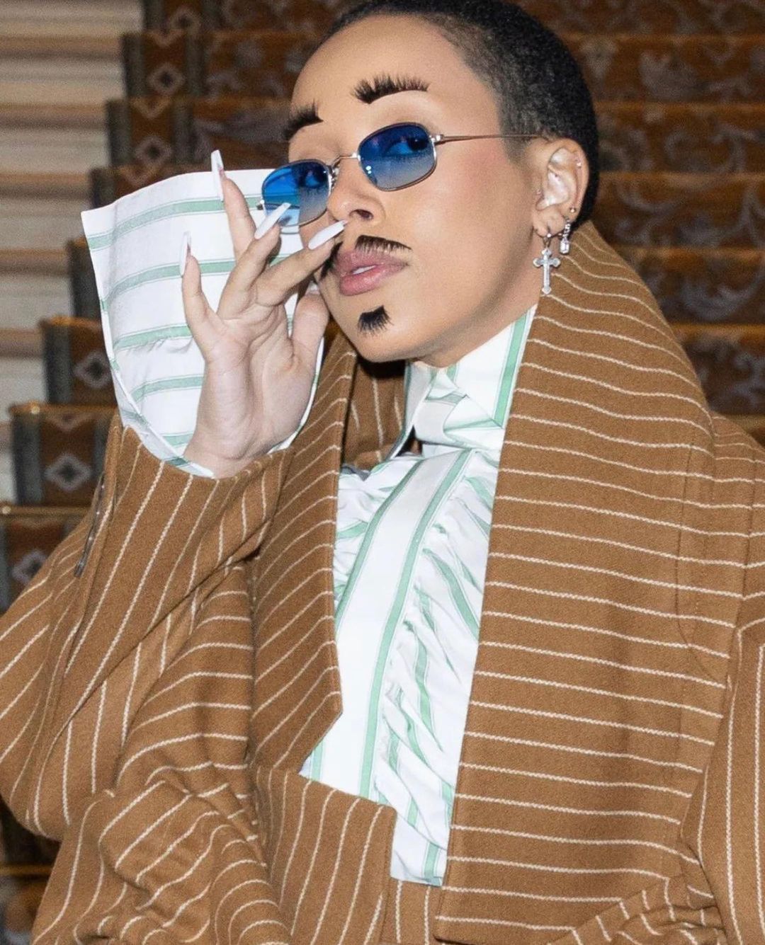 ตัวตึงที่ปารีส!! ‘โดจา แคท’ ชวนตื่นตารายวันกับลุคนั่งชมแฟชั่นโชว์