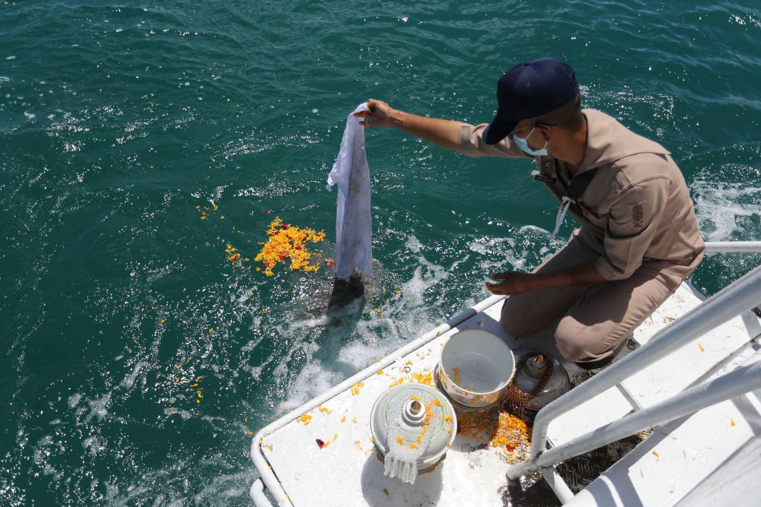 เป็ด เชิญยิ้ม นำอัฐิ พ่อแม่ ลอยอังคาร จ่อนำเงินทำบุญสร้างพระประธาน เป็ด เชิญยิ้ม นำอัฐิ พ่อแม่ ลอยอังคาร จ่อนำเงินทำบุญสร้างพระประธาน