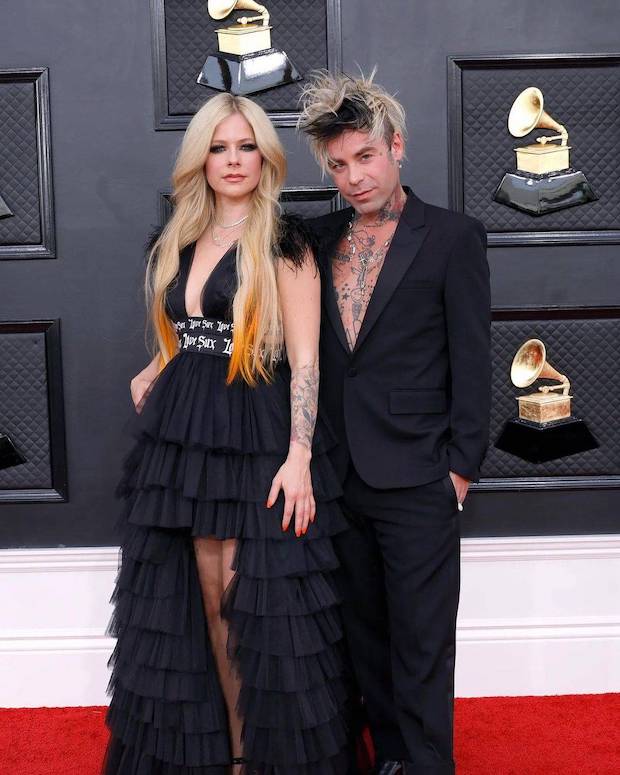 จ่อวิวาห์รอบ3!! ‘แอวริล ลาวีน’ รับหมั้น ‘มอด ซัน’ ศิลปินหนุ่มรุ่นน้อง จ่อวิวาห์รอบ3!! ‘แอวริล ลาวีน’ รับหมั้น ‘มอด ซัน’ ศิลปินหนุ่มรุ่นน้อง