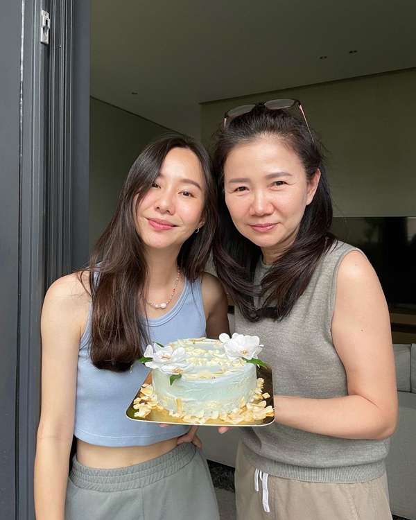 เก็บตกภาพความรัก ความอบอุ่น วันแม่ ของเหล่าคนดัง