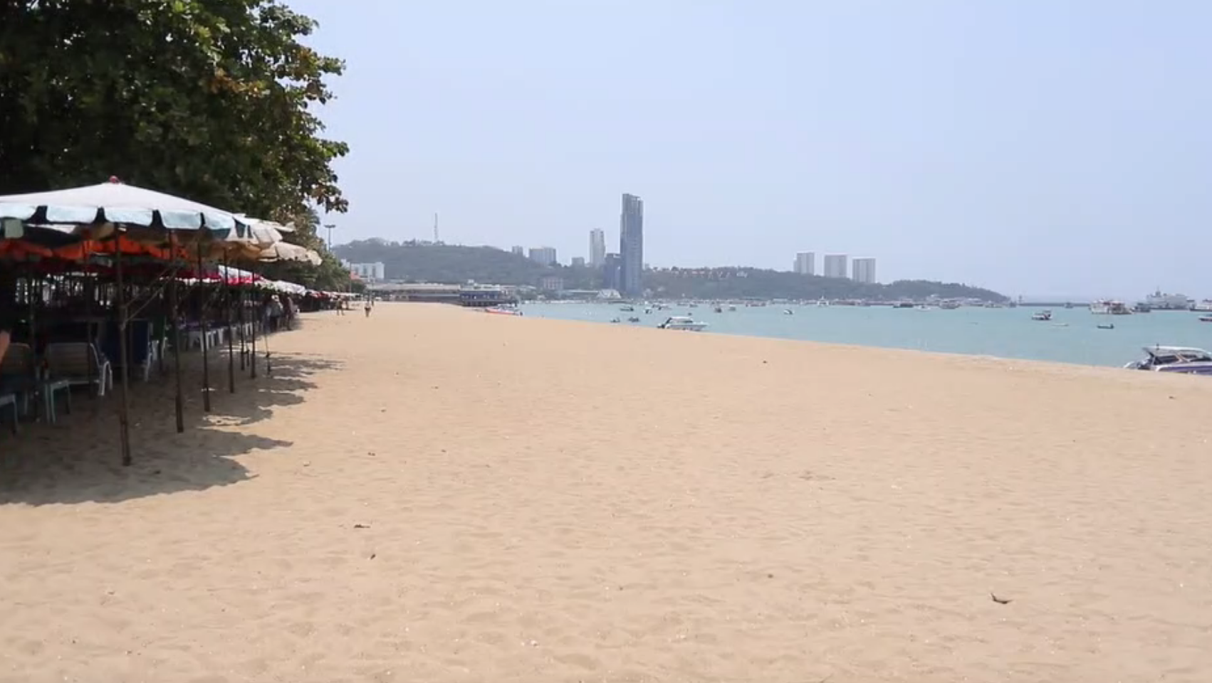 อุตุฯเตือนชลบุรี ดัชนีความร้อนพุ่ง 49.4 องศาฯ นทท.หลบแดดบางตา อุตุฯเตือนชลบุรี ดัชนีความร้อนพุ่ง 49.4 องศาฯ นทท.หลบแดดบางตา