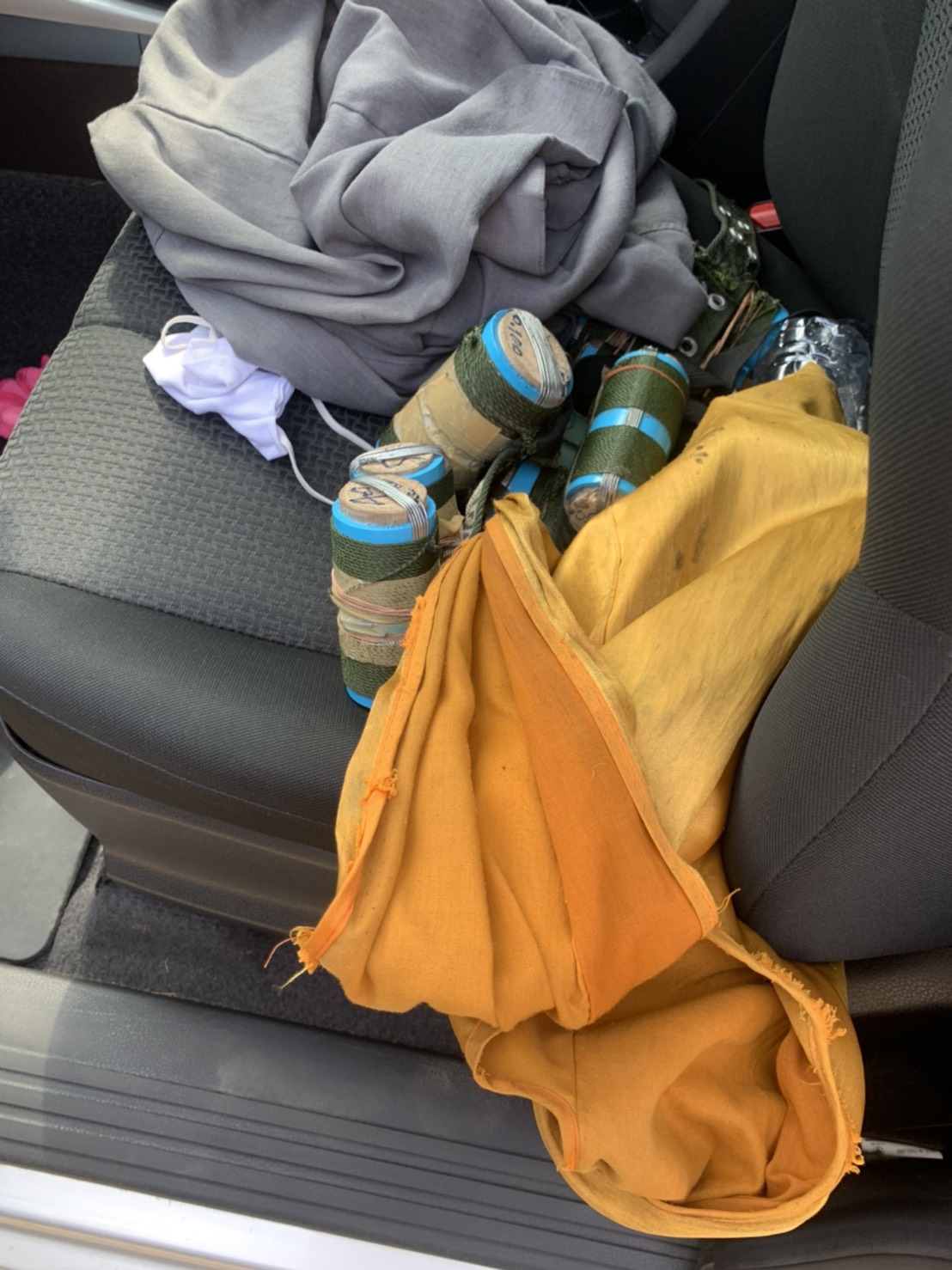 ด่วน! จับชายต้องสงสัยหิ้วระเบิดไปป์บอมบ์ 18 แท่ง กลางแยกปทุมวัน ด่วน! จับชายต้องสงสัยหิ้วระเบิดไปป์บอมบ์ 18 แท่ง กลางแยกปทุมวัน