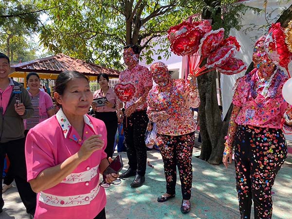 ไวรัลวาเลนไทน์ นร. รุมติดสติกเกอร์หัวใจครู ไม่ต้องบอกว่ารักแค่ไหน!