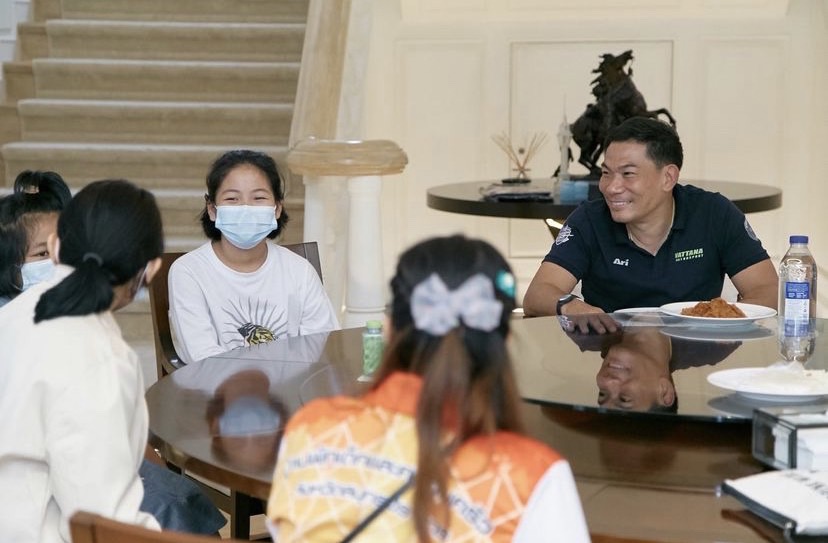 น้องกระปุก-น้องออมสิน ที่เสียแม่จากโควิด ย้ายอยู่ครอบครัวใหม่ เอ๋ ชนม์สวัสดิ์-ตู่ อุปถัมภ์ น้องกระปุก-น้องออมสิน ที่เสียแม่จากโควิด ย้ายอยู่ครอบครัวใหม่ เอ๋ ชนม์สวัสดิ์-ตู่ อุปถัมภ์