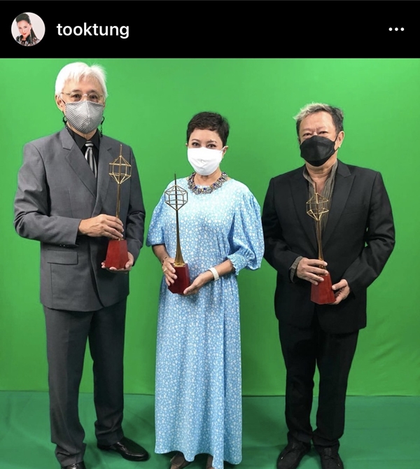 สุดภาคภูมิใจ ตุ๊ก ดวงตา ได้รับรางวัลเกียรติยศจากเวทีโทรทัศน์ทองคำ สุดภาคภูมิใจ ตุ๊ก ดวงตา ได้รับรางวัลเกียรติยศจากเวทีโทรทัศน์ทองคำ