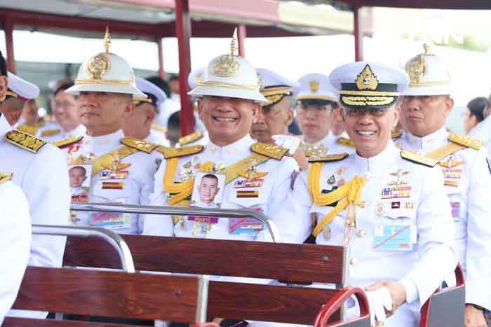 นายก นำตักบาตร-ถวายสัตย์ เนื่องในโอกาสวันเฉลิมพระชนมพรรษา พระบาทสมเด็จพระเจ้าอยู่หัว 6 รอบ นายก นำตักบาตร-ถวายสัตย์ เนื่องในโอกาสวันเฉลิมพระชนมพรรษา พระบาทสมเด็จพระเจ้าอยู่หัว 6 รอบ