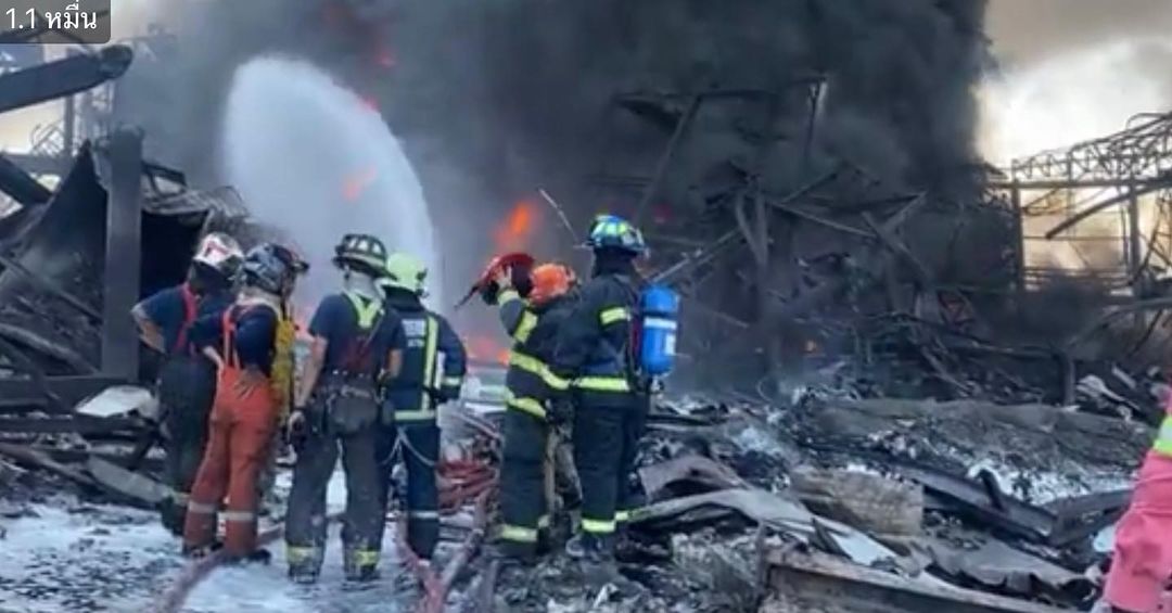 คนบันเทิง เร่งอพยพด่วน!! หลังเกิดเหตุเพลิงไหม้โรงงาน หวั่นระเบิดซ้ำ!! คนบันเทิง เร่งอพยพด่วน!! หลังเกิดเหตุเพลิงไหม้โรงงาน หวั่นระเบิดซ้ำ!!