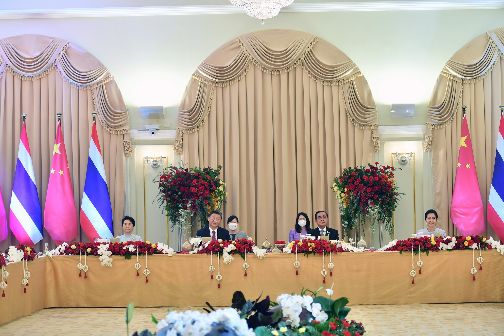 ประมวลภาพ นายกฯ เลี้ยงอาการกลางวัน สี จิ้นผิง และภริยา