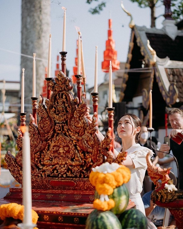 “เบลล่า ราณี” ร่วมงานประเพณีใส่ขันดอกบูชาเสาอินทขิล ที่เชียงใหม่
