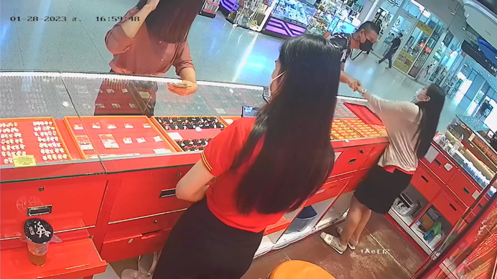 คนร้ายชิงทอง ห้างดังย่านปากเกร็ด ถูกตำรวจสอบสวนกลาง CIB รวบทันควัน คนร้ายชิงทอง ห้างดังย่านปากเกร็ด ถูกตำรวจสอบสวนกลาง CIB รวบทันควัน