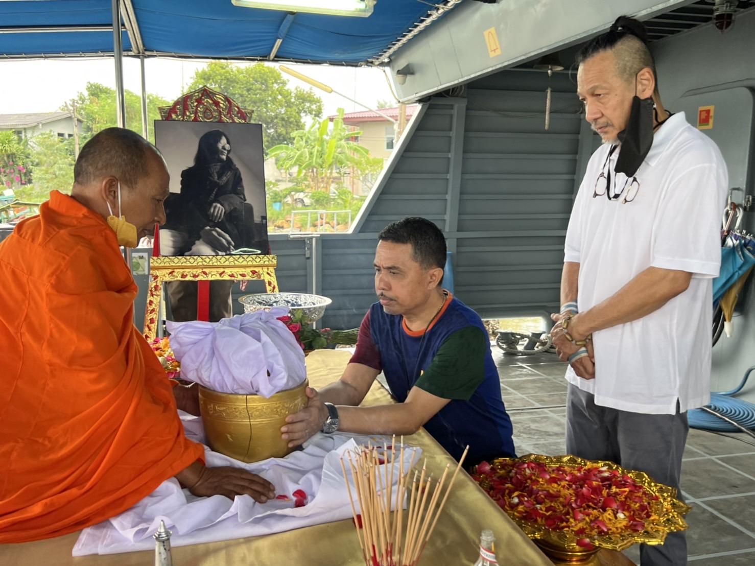 เหล่าคนบันเทิง ร่วมพิธีลอยอังคาร หม่อมหลวงพันธุ์เทวนพ เทวกุล เหล่าคนบันเทิง ร่วมพิธีลอยอังคาร หม่อมหลวงพันธุ์เทวนพ เทวกุล