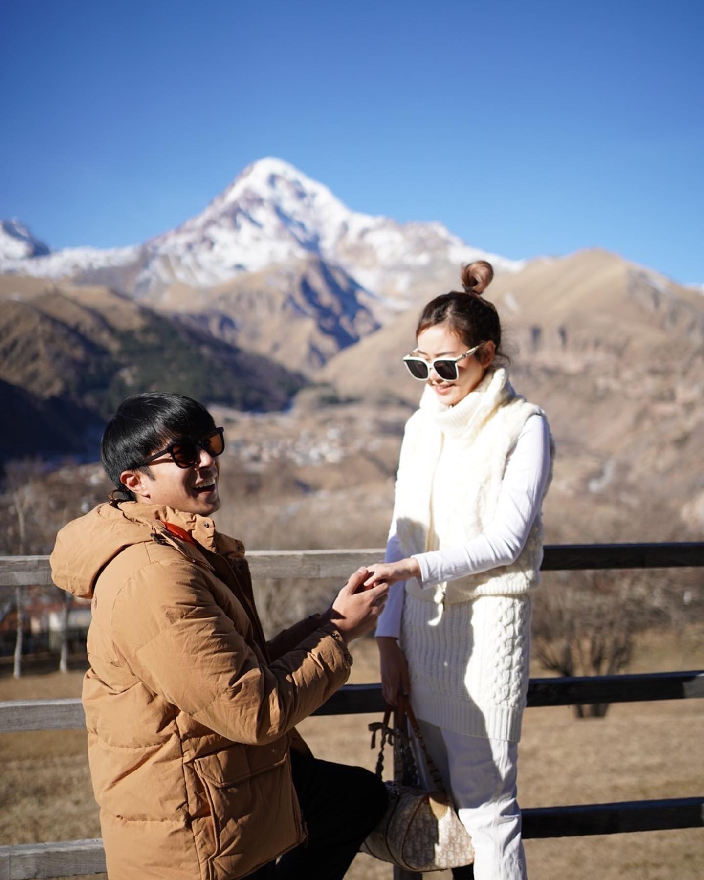 ของขวัญครบรอบ 10 ปี! ไต้ฝุ่น คุกเข่าขอแฟนสาวแต่งงาน 