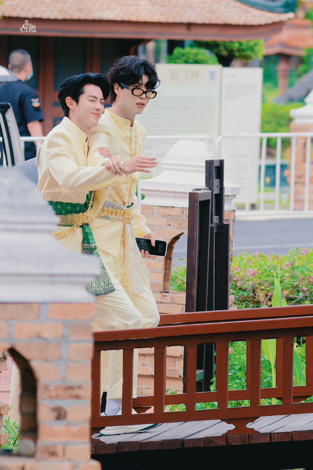 “หวังเฮ่อตี้-แองเจล่าเบบี้” นำทีมซุปตาร์จีนใส่ชุดไทยถ่ายรายการ “Keep Running” ที่เมืองโบราณ (มีคลิป) “หวังเฮ่อตี้-แองเจล่าเบบี้” นำทีมซุปตาร์จีนใส่ชุดไทยถ่ายรายการ “Keep Running” ที่เมืองโบราณ (มีคลิป)