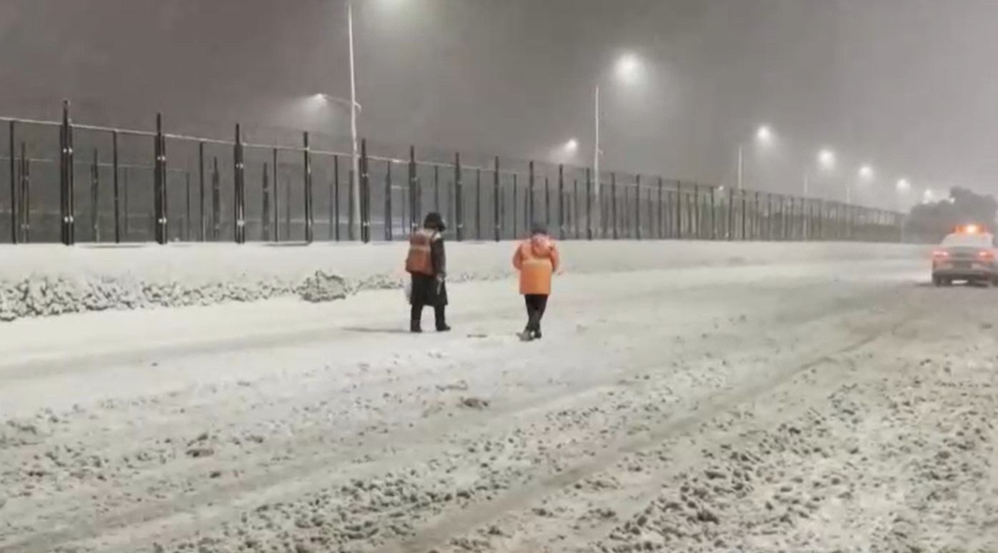 พายุหิมะถล่มจีน ต้องสั่งปิดโรงเรียน - รถไฟกว่า 192 เส้นทางยกเลิกให้บริการ 