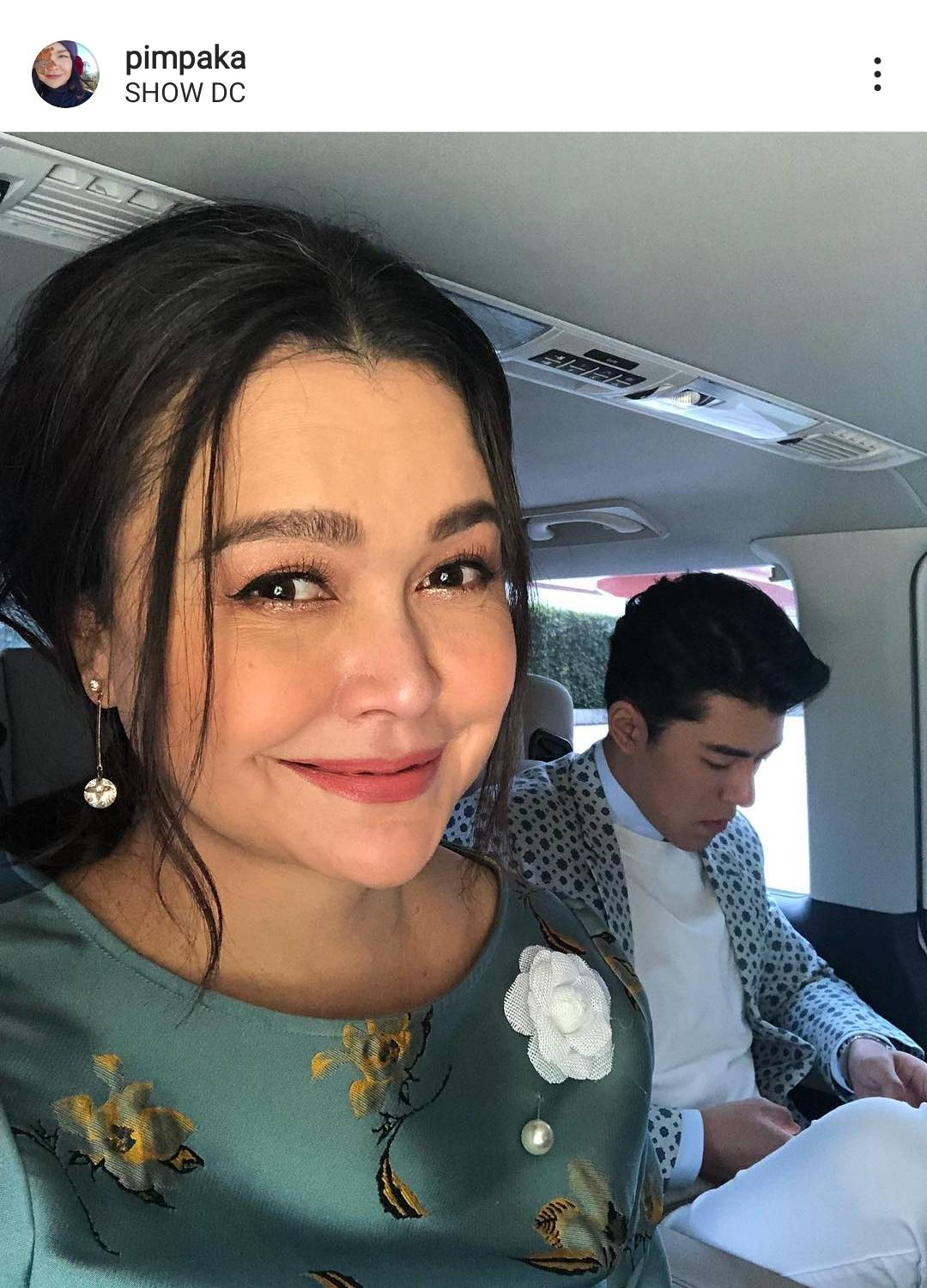 แม่หมู พิมพ์ผกา ยกมือไหว้สาปแช่งก่อนหย่อนบัตรเลือกตั้ง 2566