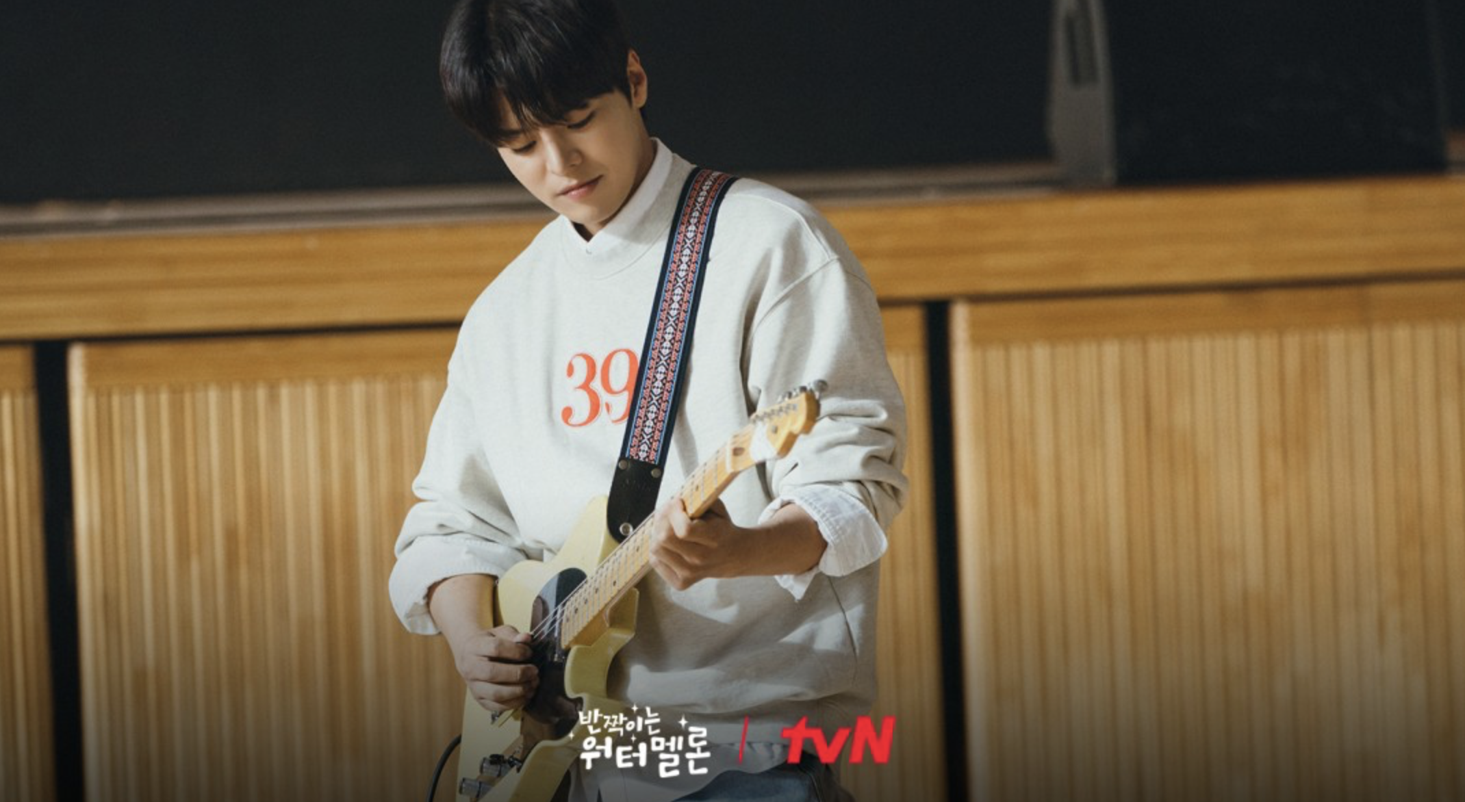 รีวิว Twinkling Watermelon เมื่อชายคนหนึ่งย้อนเวลาไปเจอพ่อตัวเองอีกครั้ง รีวิว Twinkling Watermelon เมื่อชายคนหนึ่งย้อนเวลาไปเจอพ่อตัวเองอีกครั้ง