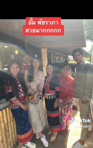 ตลาดแทบแตก! อั้ม พัชราภา เดินตลาดอุดหนุนสินค้าชาวเขาเป็นกันเองมาก 