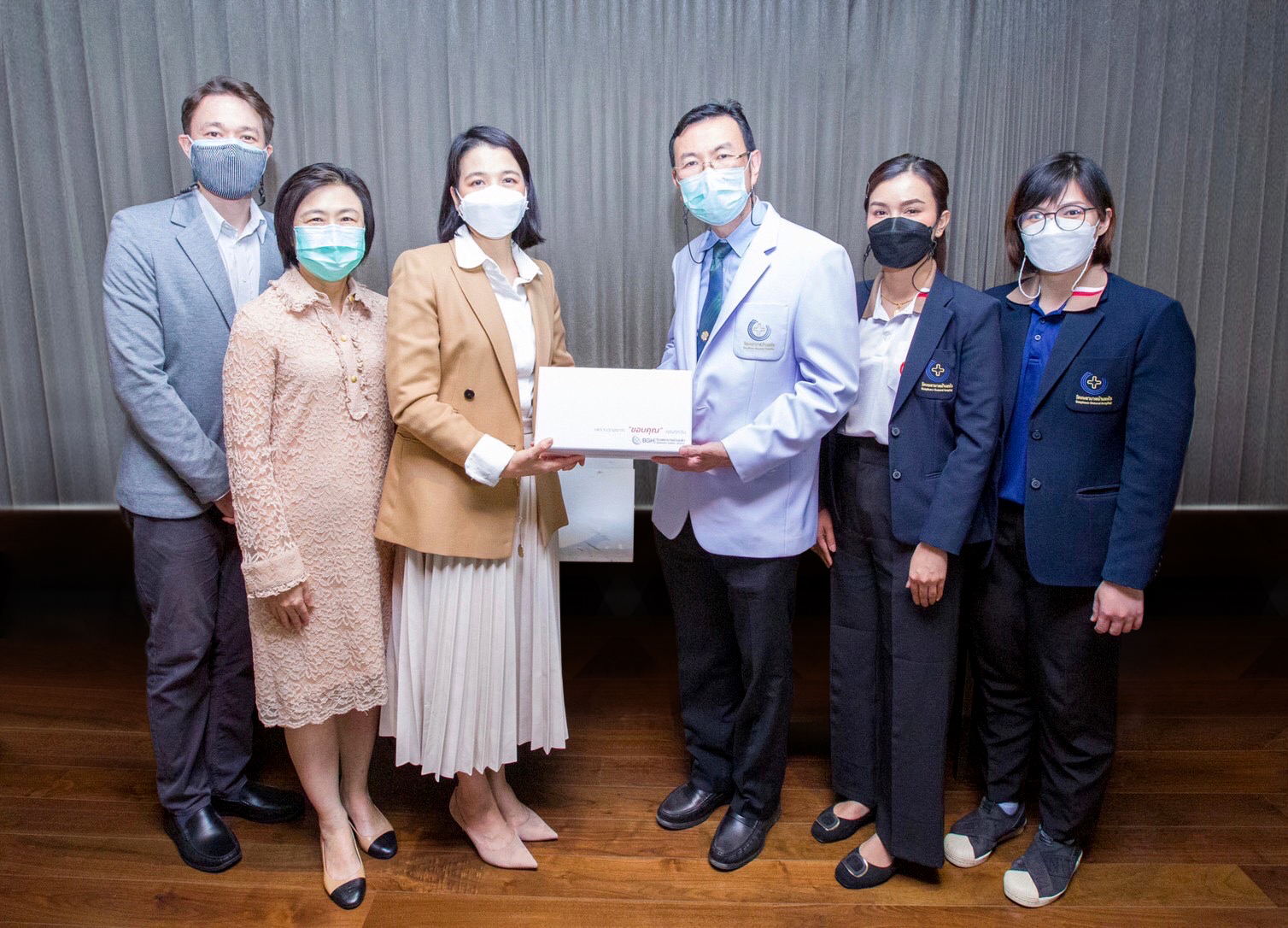 โรงพยาบาลบ้านแพ้ว มอบของที่ระลึกขอบคุณ มูลนิธิศุภชัย-บุษดี เจียรวนนท์