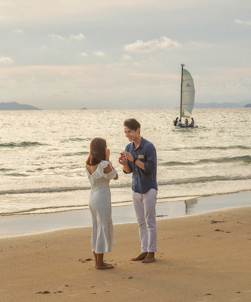 สุดโรแมนติก นิว ชัยพล คุกเข่าขอ เมษา แฟนสาวแต่งงานริมทะเล