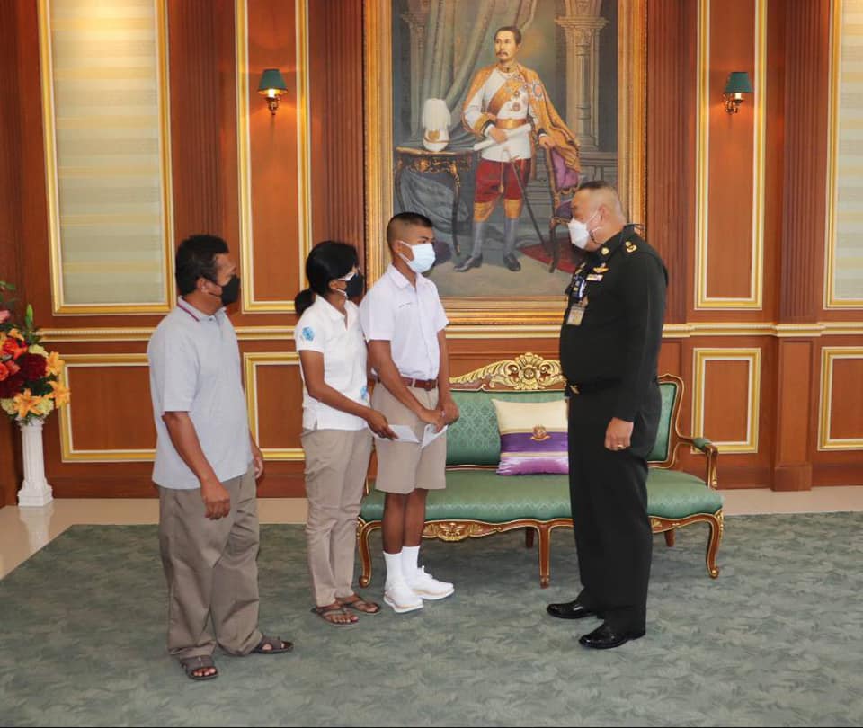 ชาวเน็ตฮือฮา! นร.ยากจนสอบติดอันดับ 1 เตรียมทหาร 3 เหล่าทัพ ชาวเน็ตฮือฮา! นร.ยากจนสอบติดอันดับ 1 เตรียมทหาร 3 เหล่าทัพ