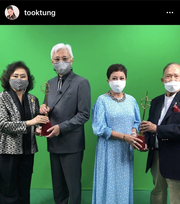 สุดภาคภูมิใจ ตุ๊ก ดวงตา ได้รับรางวัลเกียรติยศจากเวทีโทรทัศน์ทองคำ สุดภาคภูมิใจ ตุ๊ก ดวงตา ได้รับรางวัลเกียรติยศจากเวทีโทรทัศน์ทองคำ