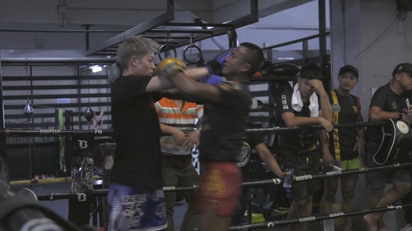 บัวขาว จัดเทคนิคมวยไทยให้น้องชาย  “โคตะ”   (มีคลิป)