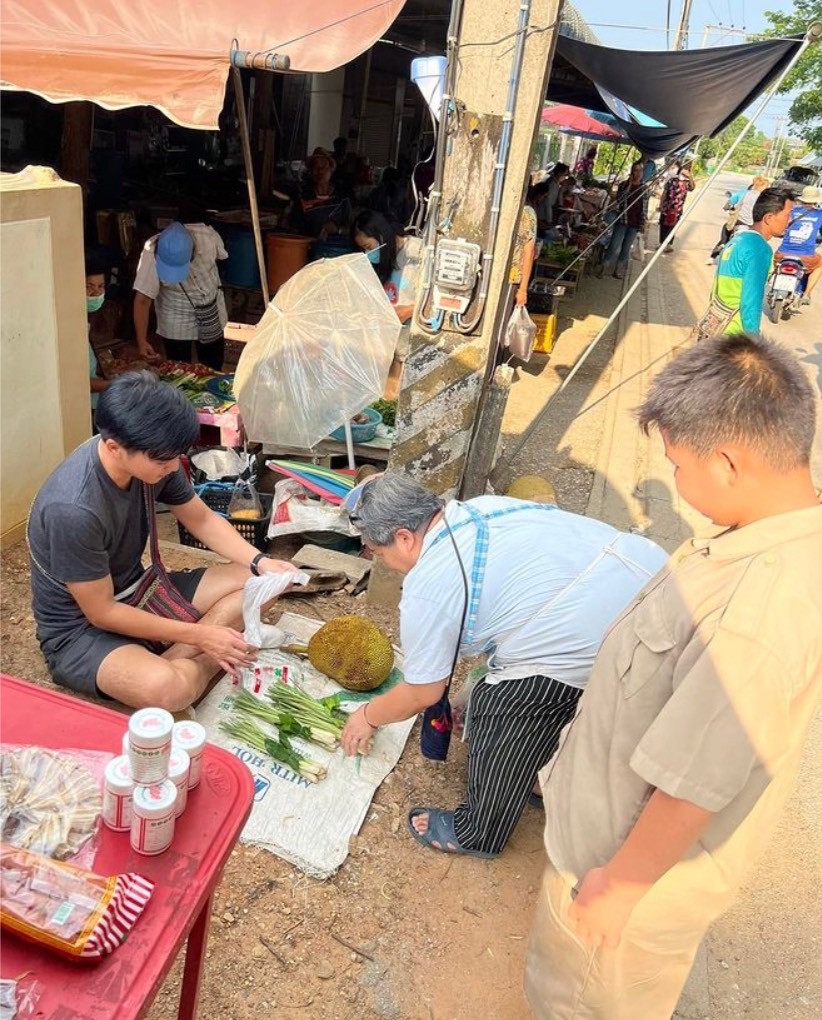 ไลฟ์สไตล์ของ โกสินทร์ เก็บผักในสวนมาขาย