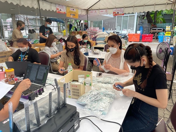 ปุ้ย ปิยาภรณ์ ชวน อแมนด้า-พรฟ้า แพคสิ่งของ พร้อมทำข้าวกล่องให้บุคลากรทางการแพทย์ ปุ้ย ปิยาภรณ์ ชวน อแมนด้า-พรฟ้า แพคสิ่งของ พร้อมทำข้าวกล่องให้บุคลากรทางการแพทย์