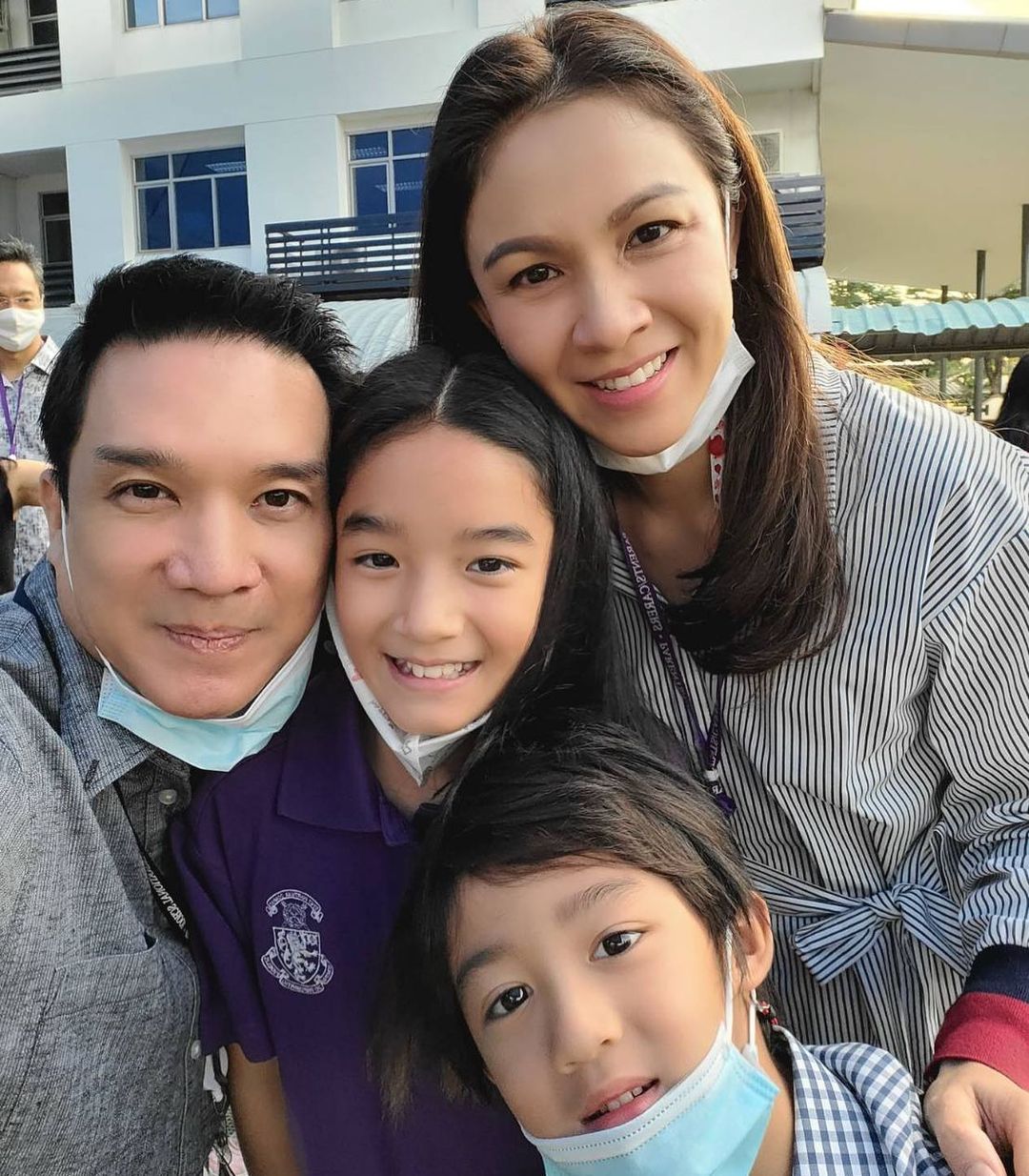 กบ-บรู๊ค ส่งมอบเงินช่วยเหลือแล้ว!! 105 ครอบครัวพร้อมสู้โควิด-19